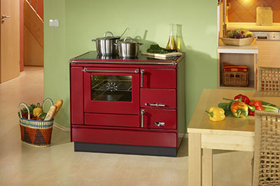 Štedilnik na trda goriva Moravia 9100 - bordo rdeč, v jedilnici