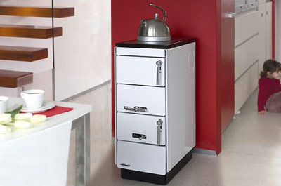 Štedilnik na trda goriva Moravia 9101 - bel, v jedilnici