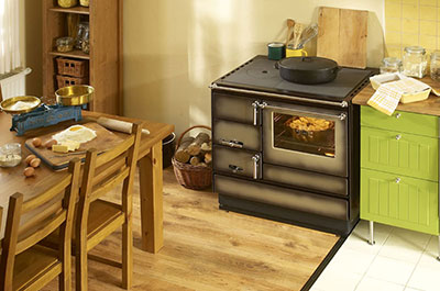 Štedilnik na trda goriva Moravia 9103 - krem/rjav, v jedilnici