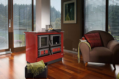 Štedilnik na trda goriva Moravia 9112 - bordo rdeč, v dnevni sobi